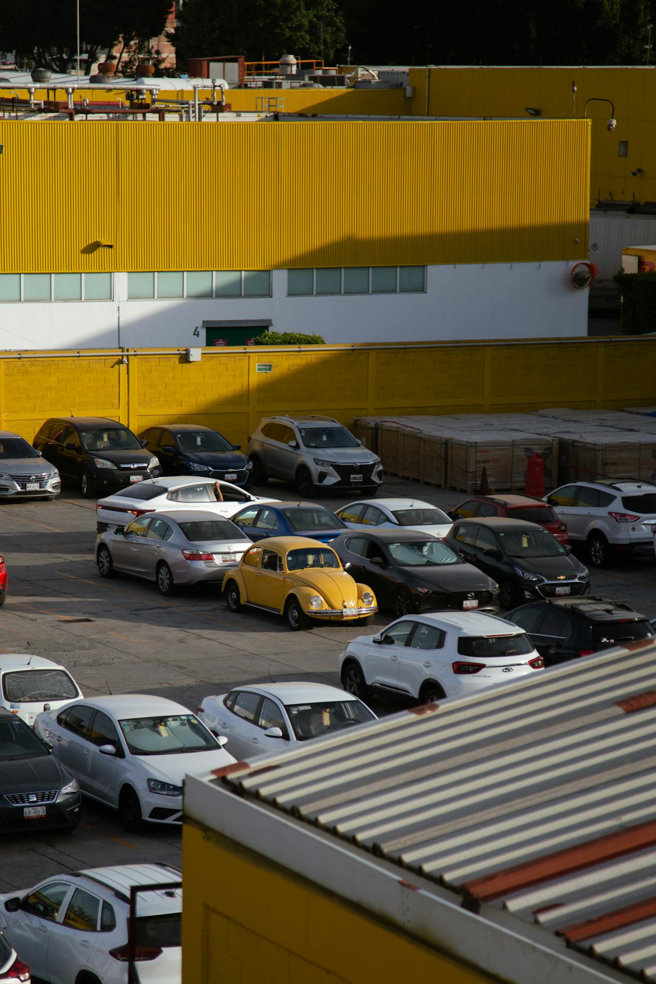 Gele auto die opvalt tussen andere auto's als metafoor voor belemmerende overtuigingen en selectieve waarneming.