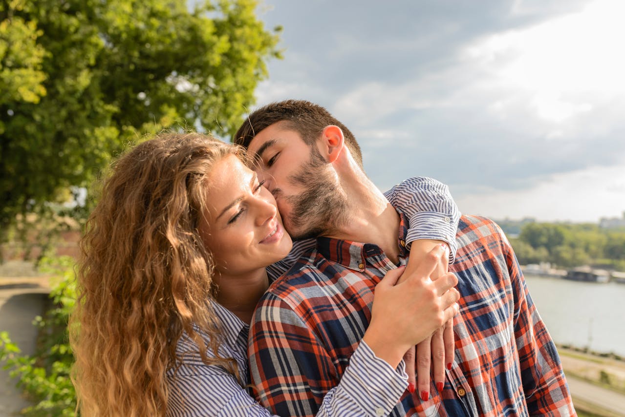 Moet ik scheiden of blijven? Man kust vrouw als teken van bewust respect en groei van de relatie.
