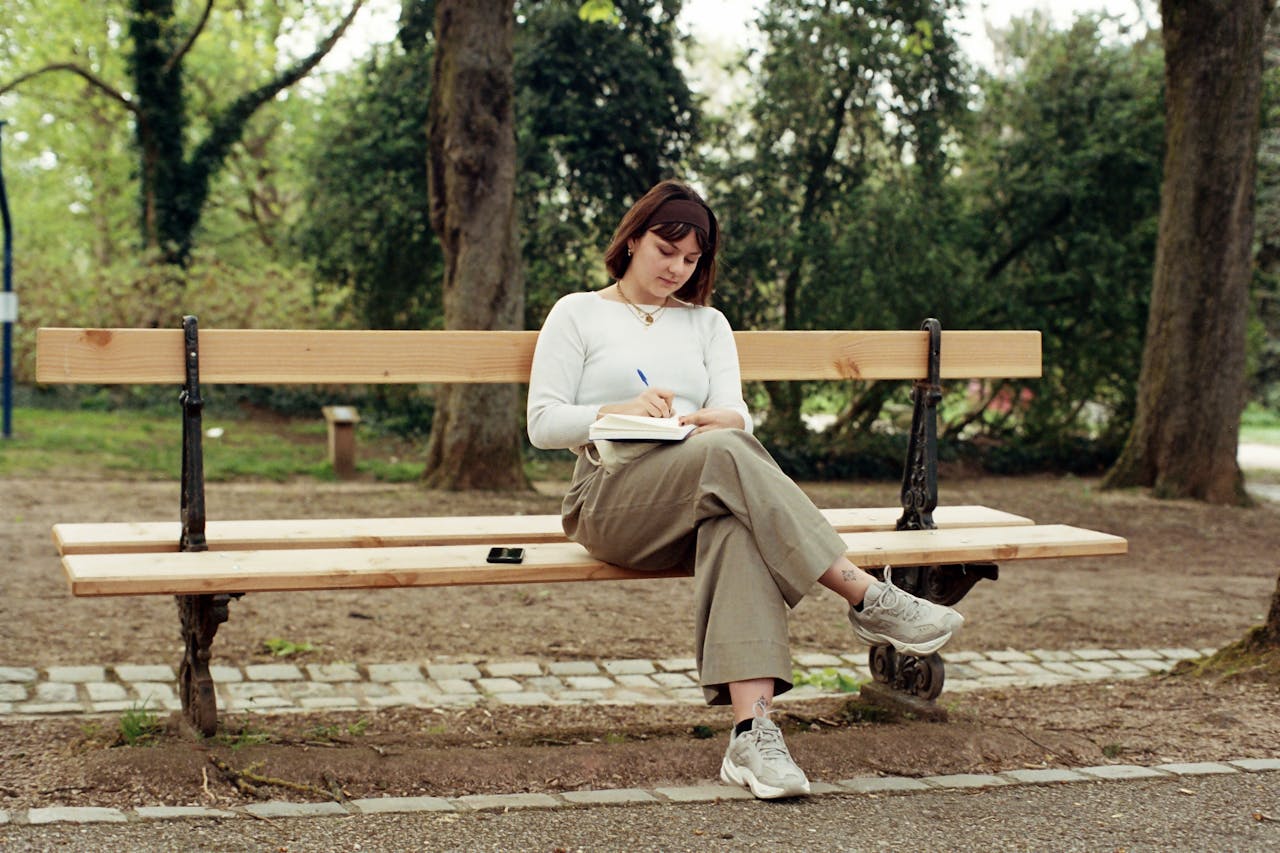 Vrouw in het park nadenkend over lifecoaching.